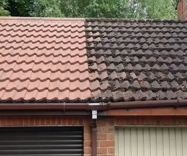 Tetőtisztítás munka közben Kecskeméten